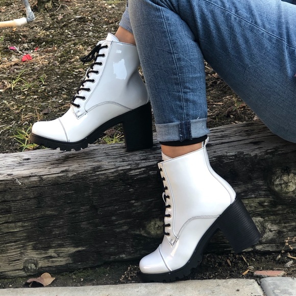 White patent ankle bootie - Picture 3 of 7